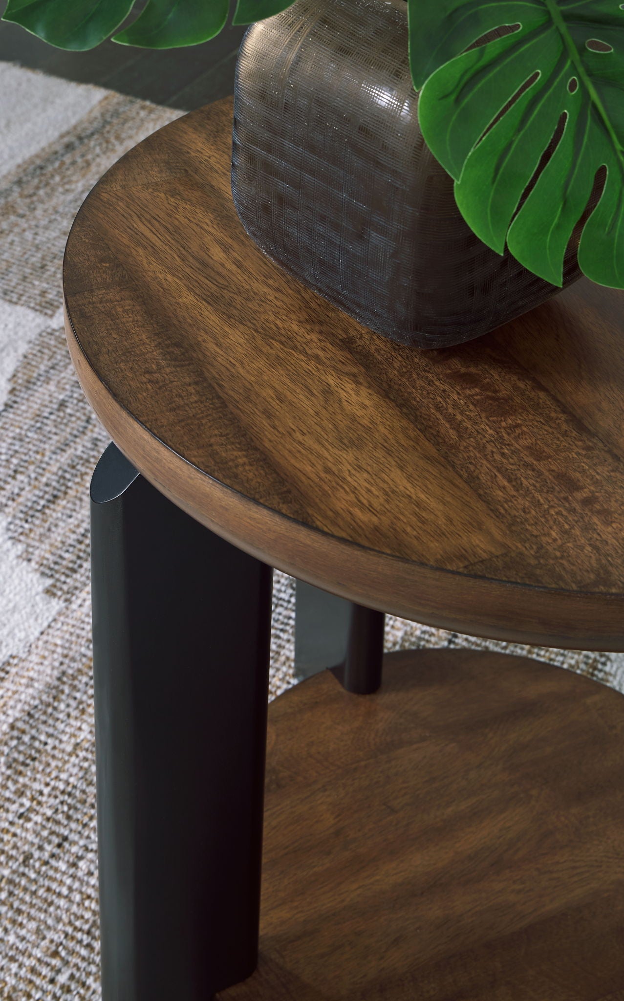 Kraeburn - Round End Table - Brown / Black